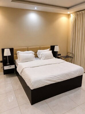Premium bedding, pillowtop beds, in-room safe, blackout drapes - Mdmak Suites (Riyadh)
