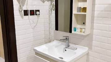 Baignoire et douche séparées, sèche-cheveux, chaussons, bidet