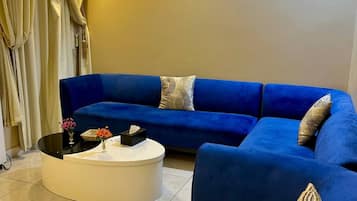 Suite, 1 Bedroom | Living area