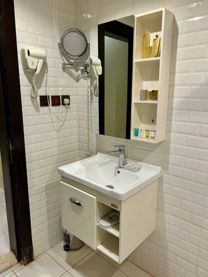 Bañera y ducha independientes, secador de pelo, pantuflas, toallas