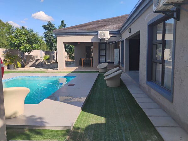 Outdoor pool - Petalite Villa Maun (Lekawen Drift)