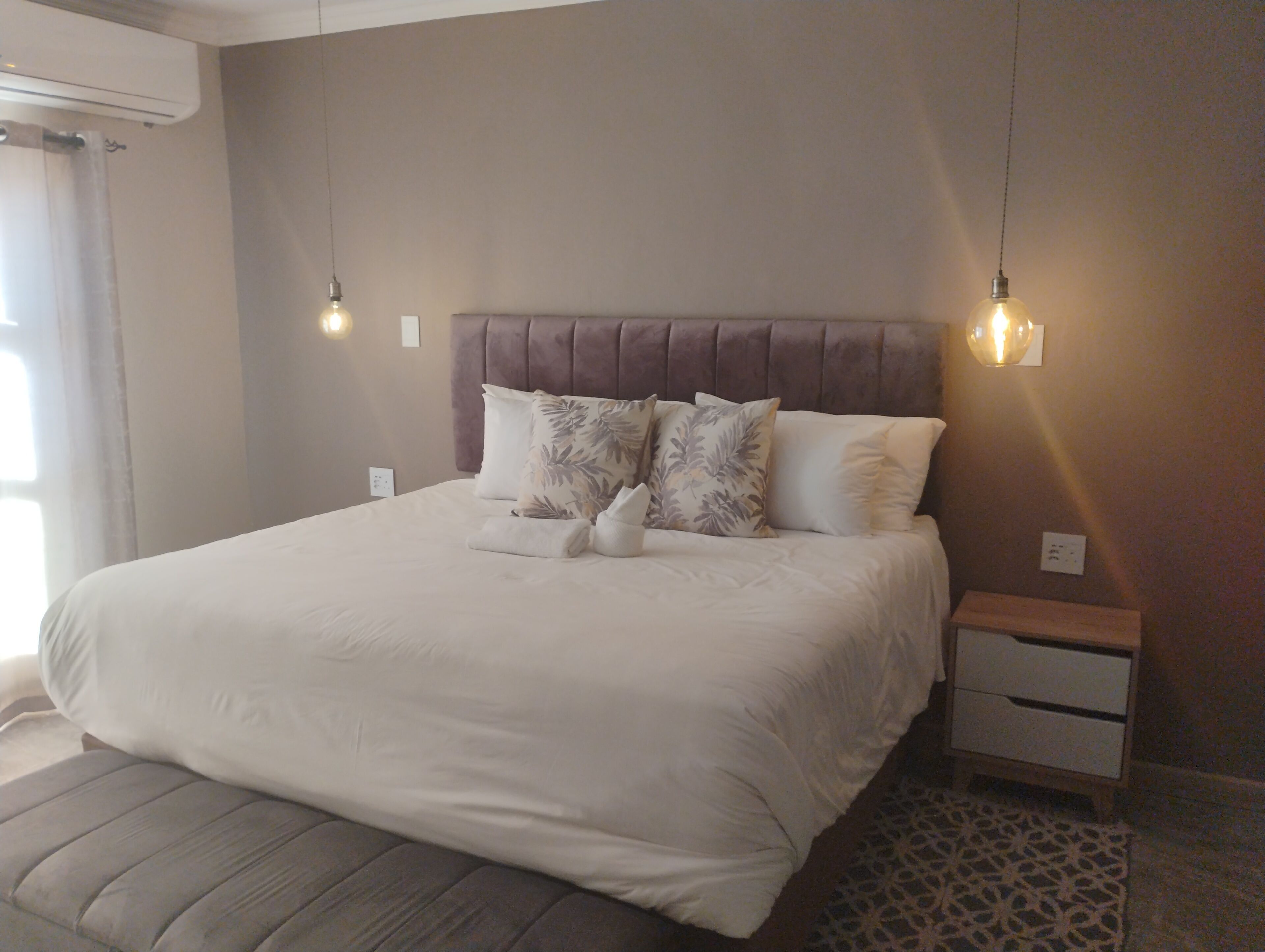 Bureau, espace de travail pour ordinateur portable, rideaux occultants