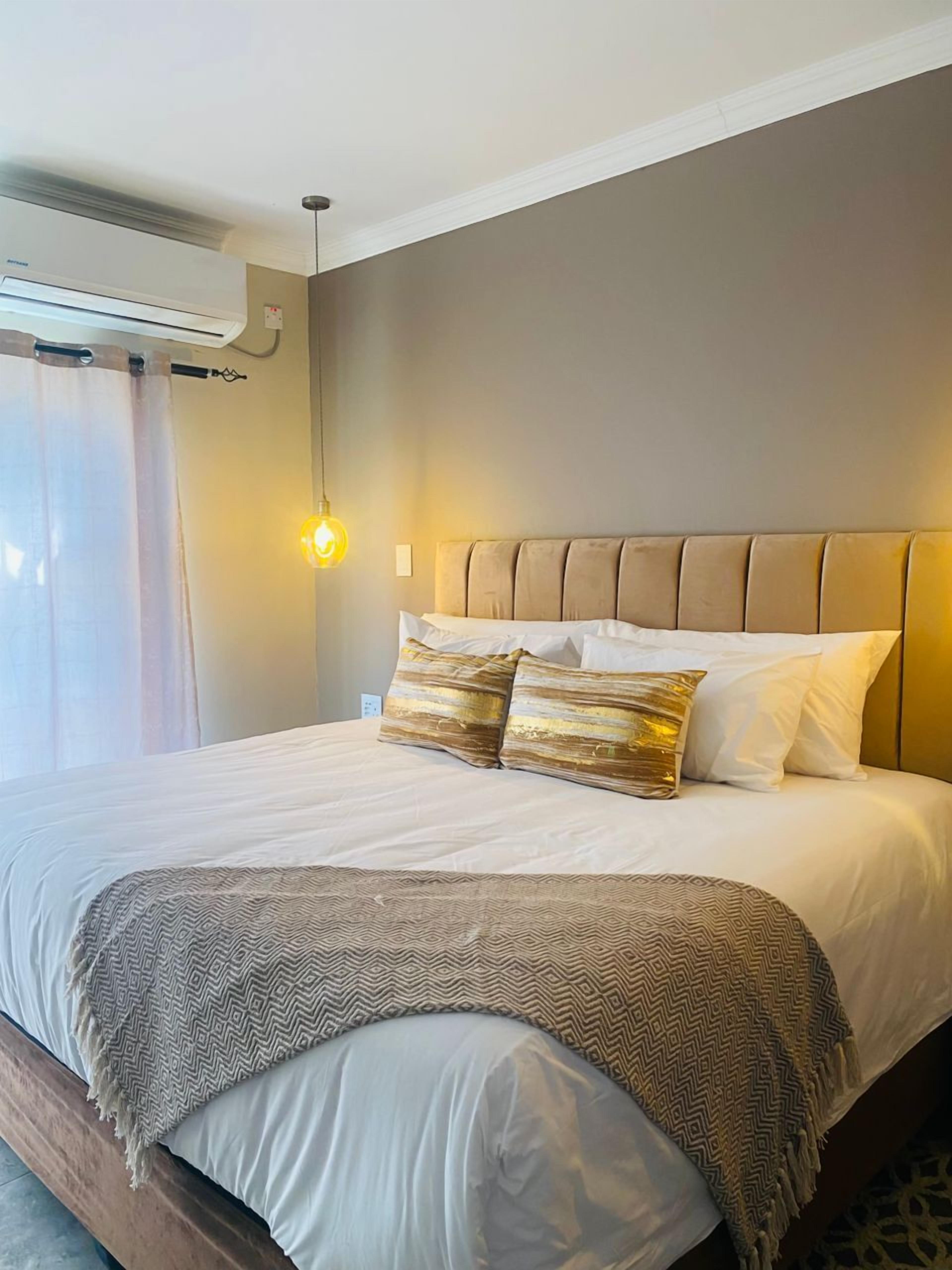 Deluxe tweepersoonskamer | Een bureau, een laptopwerkplek, verduisterende gordijnen, gratis wifi