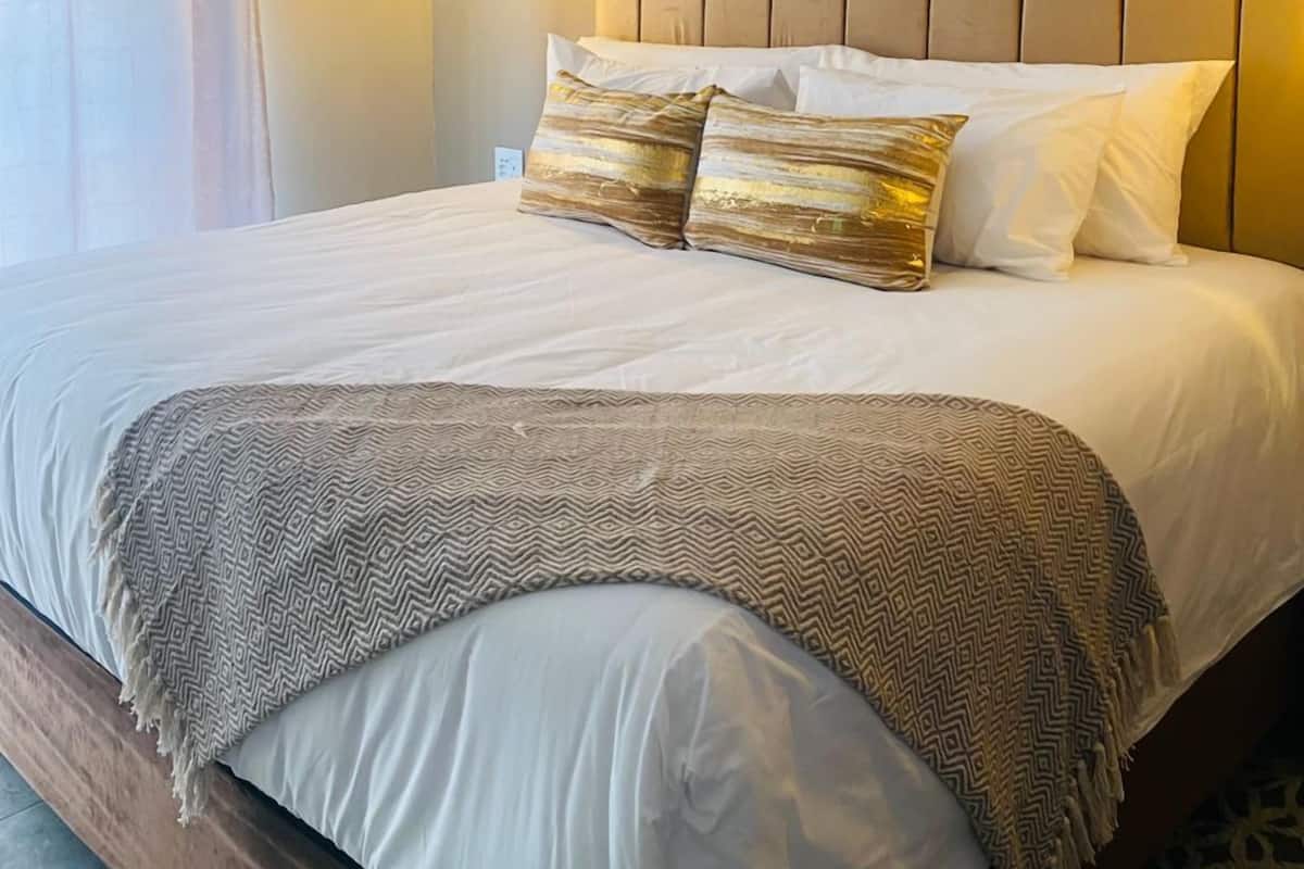 Dobbeltrom – deluxe | Skrivebord, skrivebord for bærbar PC og blendingsgardiner