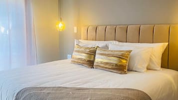 Deluxe tweepersoonskamer | Een bureau, een laptopwerkplek, verduisterende gordijnen, gratis wifi