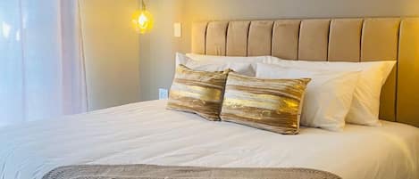 Deluxe dubbelrum | Skrivbord, arbetsyta för laptop, mörkläggningsgardiner och gratis wi-fi