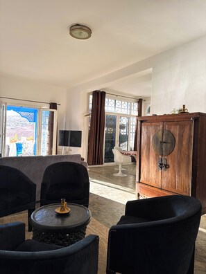 Leilighet – comfort, balkong, strandutsikt | Oppholdsområde