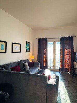 Appartamento Comfort, balcone, vista spiaggia | Area soggiorno