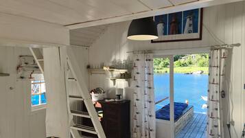 1 bedroom, bed sheets