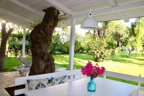 Outdoor dining - Beautiful villa with pool (terrasini)