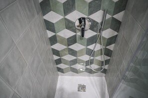 Sèche-cheveux, serviettes fournies