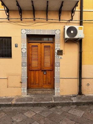 Exterior detail - La Pergola Apartment near Historic Ballarò Market (Palermo)