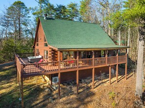 Outdoor spa tub - Peaceful 3BR Cabin on 5 Acres Sleeps 10 w/ Hot Tub (Sevierville)