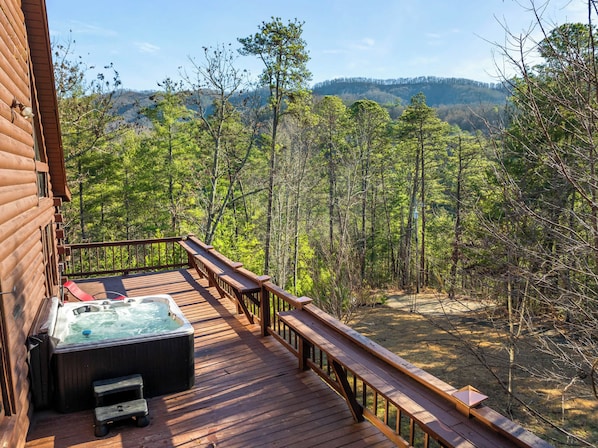 Outdoor spa tub - Peaceful 3BR Cabin on 5 Acres Sleeps 10 w/ Hot Tub (Sevierville)