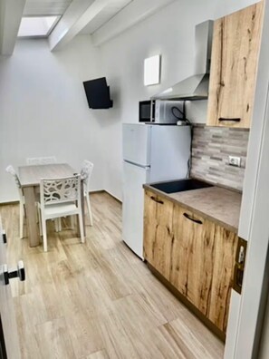 Microwave, stovetop - Apartment with Terrace (TERRASINI)