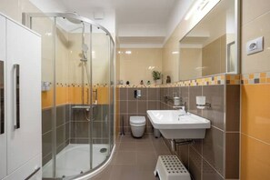 Ducha, secador de pelo, jabón