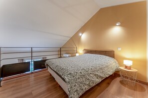 Tabla de planchar con plancha, wifi y ropa de cama
