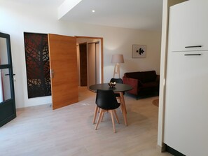 Dining - Gîte Apivita – Holiday Home with Pool in Organic Vineyard Setting (Nyons)