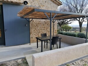 Outdoor dining - Gîte Apivita – Holiday Home with Pool in Organic Vineyard Setting (Nyons)