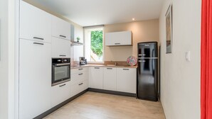 Kaffetrakter/tekoker, kjøleskap, mikrobølgeovn og ovn