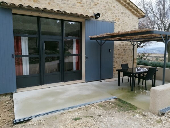 Outdoor dining - Gîte Apivita – Holiday Home with Pool in Organic Vineyard Setting (Nyons)