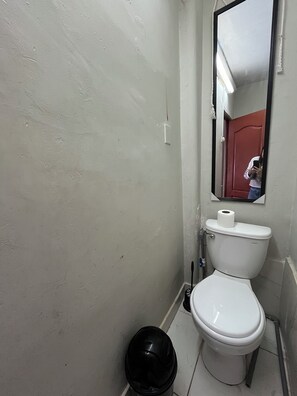 Regadera, toallas, jabón, papel de baño 