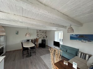 Living area - Maison bord de rance, jacuzzi and petanque court (Pleudihen-sur-Rance)