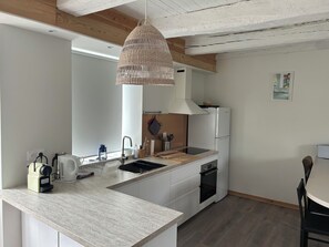 Private kitchen - Maison bord de rance, jacuzzi and petanque court (Pleudihen-sur-Rance)