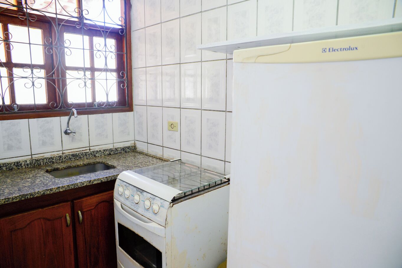 Fridge, oven, stovetop, cookware/dishes/utensils