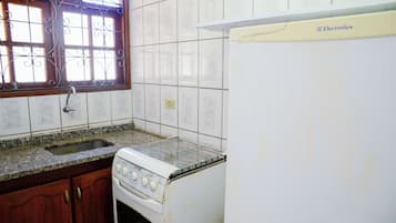 Fridge, oven, stovetop, cookware/dishes/utensils