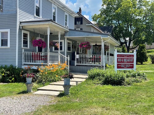 Wonderful 5-bedroom bed & breakfast. Private guest rooms each with private bath.