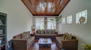 Living area - 4-bedroom Villa in the Hills of Hanthana, Kandy. (Kandy)