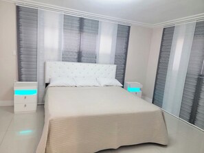 WiFi - Modern Ceramic Retreat - Newly Remodeled 2BR/2BA (North Miami Beach)