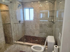 Towels, toilet paper - Modern Ceramic Retreat - Newly Remodeled 2BR/2BA (North Miami Beach)