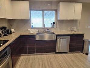 Private kitchen - Modern Ceramic Retreat - Newly Remodeled 2BR/2BA (North Miami Beach)