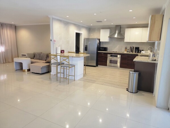 Interior - Modern Ceramic Retreat - Newly Remodeled 2BR/2BA (North Miami Beach)