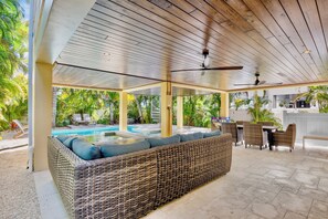 Outdoor dining - The Oasis at Palmetto (Anna Maria)