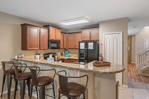 Fridge, microwave, oven, stovetop - 2820 Cozy Gem in Kissimmee with pool (Kissimmee)