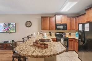 Fridge, microwave, oven, stovetop - 2820 Cozy Gem in Kissimmee with pool (Kissimmee)