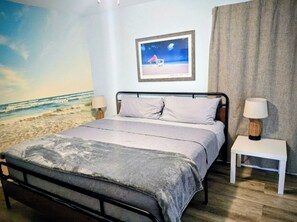 4 bedrooms, iron/ironing board, WiFi, bed sheets - Sun-Kissed memories await you and your family! (Gulf Shores)