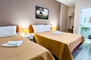 Classic Triple Room, Courtyard View | Pillow-top beds, iron/ironing board, free WiFi, bed sheets - Pousada Guanabara Inn Campinas-SP (Campinas)