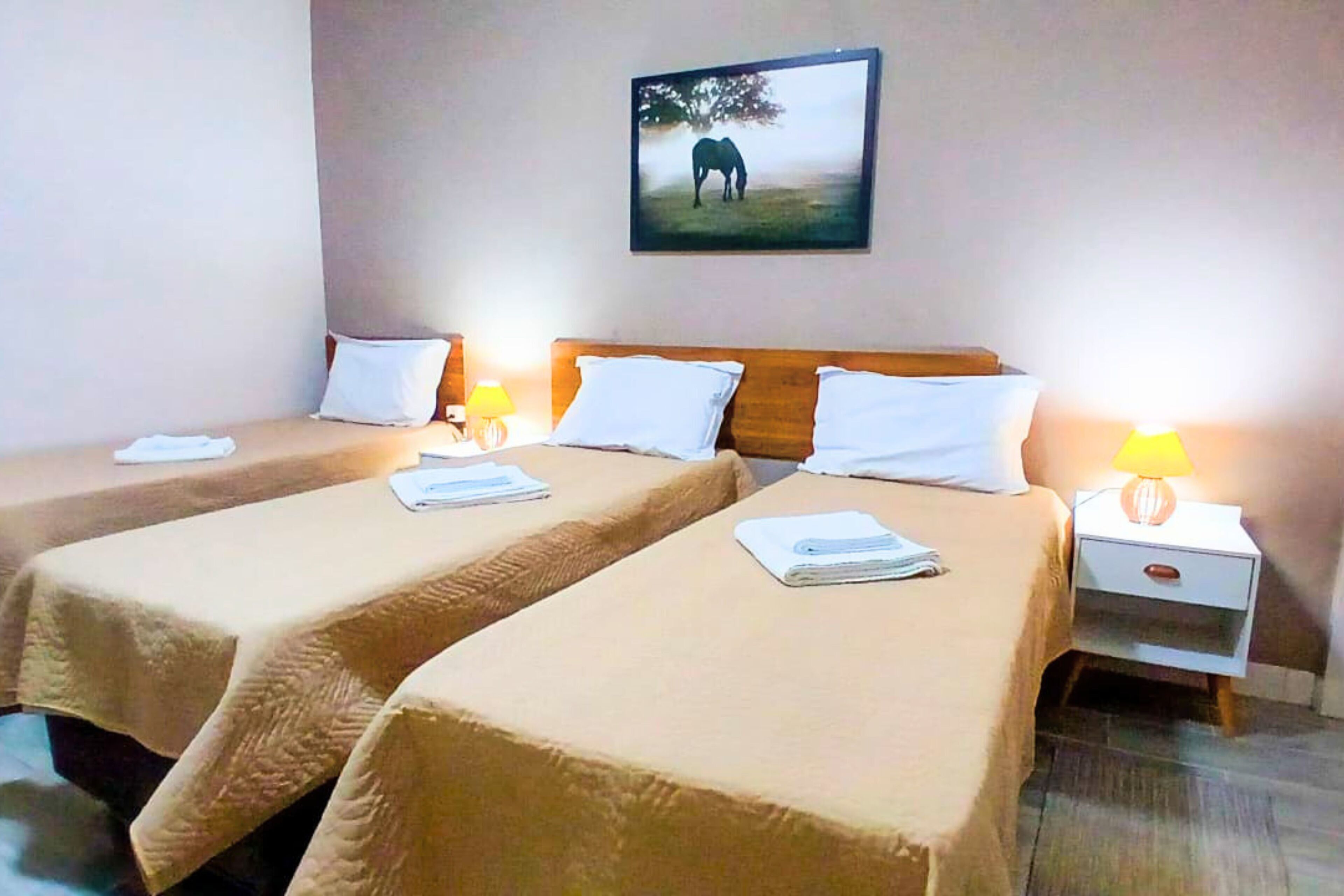 Quarto triplo clássico, vista para o pátio | Camas com colchões pillow-top, ferros/tábuas de passar roupa