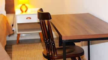 Camas com colchões pillow-top, ferros/tábuas de passar roupa