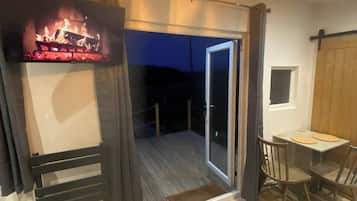 Cabin, 1 Bedroom, Balcony, Mountain View | Dining