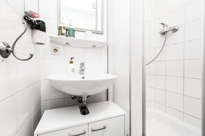 Deluxe Apartment, Balcony, City View | Bathroom - MY Messe & Business home by Lanxess  (Cologne)