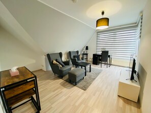 Apartamento luxo, sacada, vista para a cidade | Frigobar (abastecido com alguns itens grátis), escrivaninha