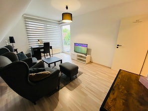 Deluxe-Apartment, Balkon, Stadtblick | Minibar (mit einigen kostenlosen Artikeln), Schreibtisch