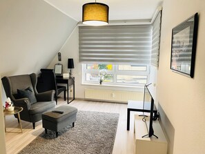 Apartamento luxo, sacada, vista para a cidade | Área de estar | TV de tela plana 30 polegadas com canais a cabo