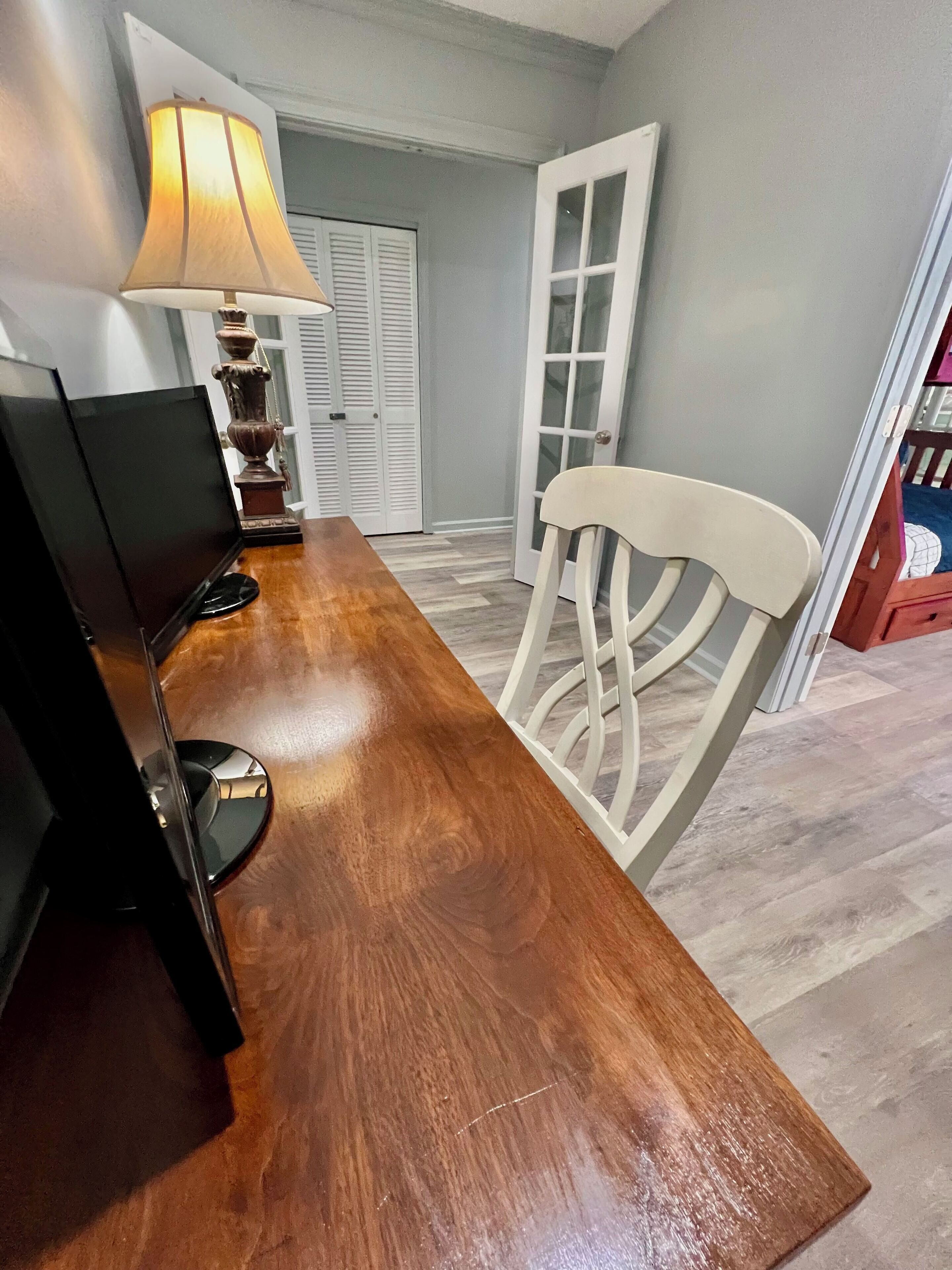 Tabla de planchar con plancha, wifi, ropa de cama