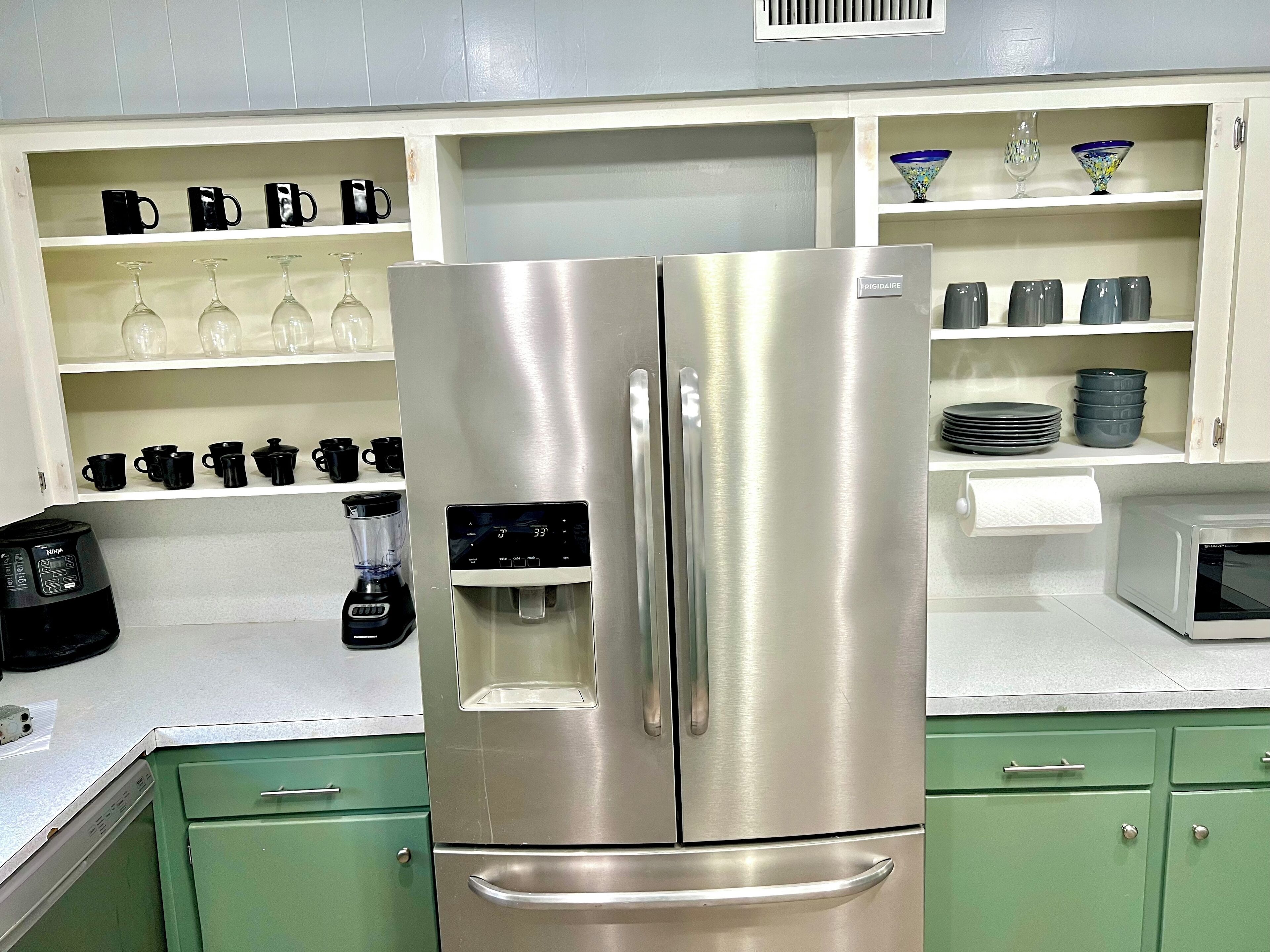 Mikrobølgeovn, ovn, kokeplater og oppvaskmaskin